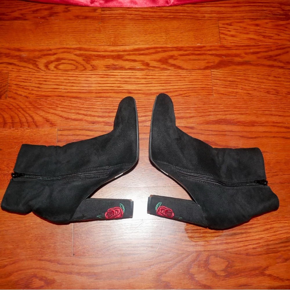 Heeled suede boots